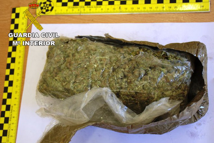 La Guardia Civil detiene a una mujer que utilizaba Correos para distribuir marihuana en Inglaterra desde Órgiva y Almuñécar